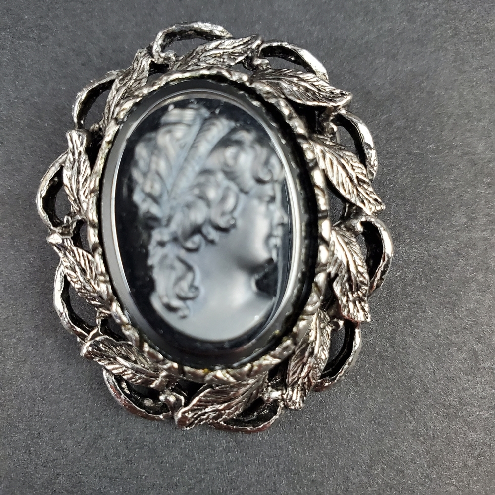 Vintage EUC silver & black cameo brooch